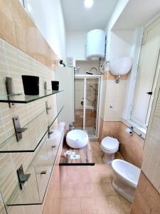 ein Badezimmer mit 2 WCs und einem Waschbecken in der Unterkunft DUOMO 152 NAPOLI in Neapel