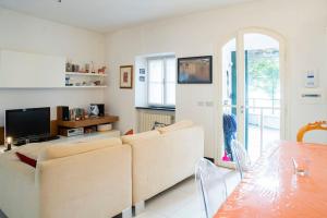 Una televisión o centro de entretenimiento en 031 - Casa Armonia Vista MARE Sestri Levante, Pace Natura