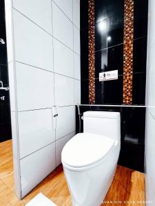 uma casa de banho com um WC branco num quarto em สวนหินวิลล่า รีสอร์ท em Ban Chot