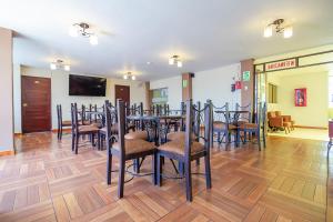 comedor con mesa y sillas en Hotel Internacional de Arequipa, en Arequipa