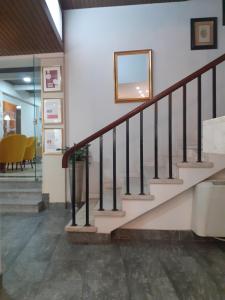 eine Treppe in einem Gebäude mit einem Bild an der Wand in der Unterkunft Hotel SQUARE in Sertã + 37 Fotos