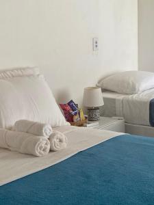 1 dormitorio con 1 cama con toallas en Beco do Pescador en Caraíva