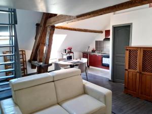 A seating area at Appartement d'une chambre avec wifi a Beaugency