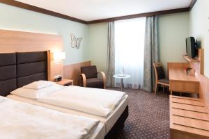 Postel nebo postele na pokoji v ubytování Hotel Gumberger GmbH Garni