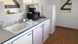 Η κουζίνα ή μικρή κουζίνα στο Appartement au bord de mer à Capesterre-de-Marie-Galante, 60 m² +4 φωτογραφίες