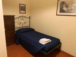 Schlafzimmer mit einem Bett mit blauer Bettwäsche und einer Kommode in der Unterkunft 2 bedrooms appartement with shared pool furnished garden and wifi at Montecarlo in Montecarlo