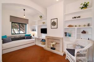 a living room with a couch and a fireplace at Apartamento Medusa by Sunnyway in Olhos de Água