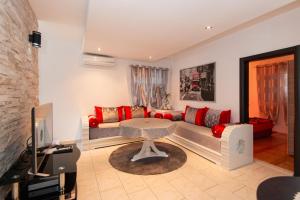 ein Wohnzimmer mit einem Sofa und einem Tisch in der Unterkunft Sea star Apartment in Tivat