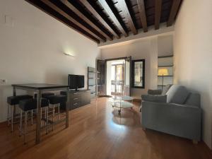 a living room with a couch and a table at Palacio Santa Ursula in Toledo