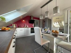 Η κουζίνα ή μικρή κουζίνα στο Tolle Ferienwohnung mit Loggia in Schauenstein 100qm bei Hof an der Saale Frankenwald