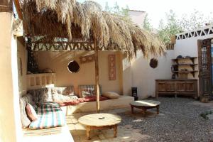 Pati o zona exterior de Sinai Old Spices B&B