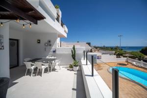 Swimmingpoolen hos eller tæt på Bimba's