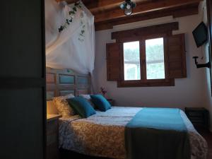 a bedroom with a bed and a window at Refugio con Casitas Infantiles in Zamora