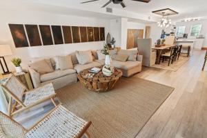 uma sala de estar com um sofá e uma mesa em MARINERS PERFECT FOR TWO FAMILIES, IN-LAWs QUARTERS em Key Largo