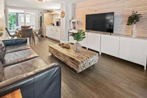 A seating area at MARINERS PERFECT FOR TWO FAMILIES, IN-LAWs QUARTERS