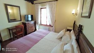Un pat sau paturi într-o cameră la Hotel Rural Ovio
