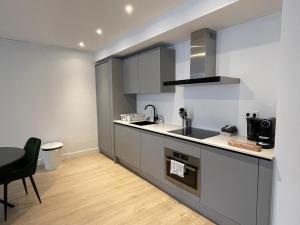 Kuchyň nebo kuchyňský kout v ubytování Beautiful 1 Bedroom Serviced Apartment 76m2 -MNL B-