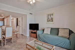 TV a/nebo společenská místnost v ubytování Oceanfront Townhouse with Shared Pools, Ocean View, WiFi, W/D, and Central AC + 36 fotografií