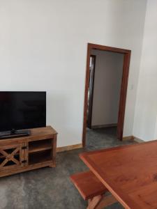 Il comprend un salon doté d'une télévision à écran plat et d'une table. dans l'établissement Casa Rio de Contas, à Rio de Contas
