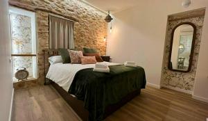 ランポーヤにあるArrels apartaments - Terraの大きなベッドと鏡のある寝室
