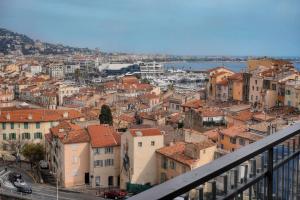 d'un balcon offrant une vue sur la ville. dans l'établissement IMMOGROOM - Suquet - Terrace - Sea view - Air conditioning, à Cannes