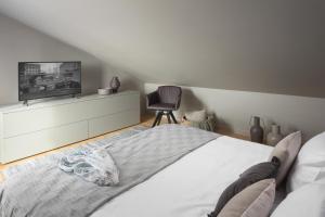Posteľ alebo postele v izbe v ubytovaní Apartman Colmo s hidromasažnom kadom