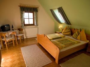 Un pat sau paturi într-o cameră la Weingut Schwarzl