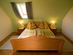 Ένα ή περισσότερα κρεβάτια σε δωμάτιο στο Weingut Schwarzl