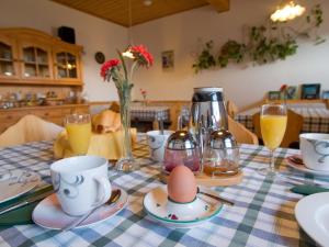 a table with a table cloth with an egg on it at Weingut Schwarzl in Ratsch an der Weinstraße