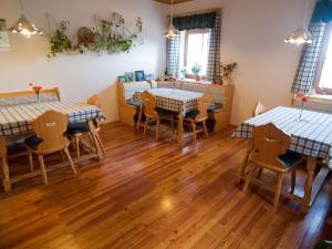 Veitingastaður eða matsölustaður á Weingut Schwarzl +12 myndir