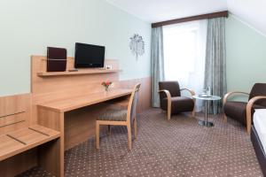 TV a/nebo společenská místnost v ubytování Hotel Gumberger GmbH Garni