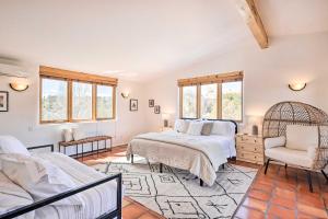 En eller flere senger på et rom på Casa al Reves Pueblo-Style House with Views!
