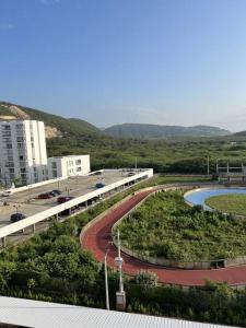 un puente sobre una carretera en una ciudad en Apartamento agradable para disfrute y relajación, en Girardot