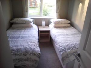 Ένα ή περισσότερα κρεβάτια σε δωμάτιο στο Meadow view country lodge great views on lovely small select park