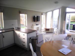 Η κουζίνα ή μικρή κουζίνα στο Meadow view country lodge great views on lovely small select park +1 φωτογραφίες