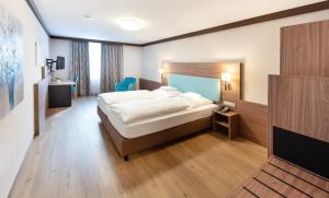 Postel nebo postele na pokoji v ubytování Hotel Gumberger GmbH Garni