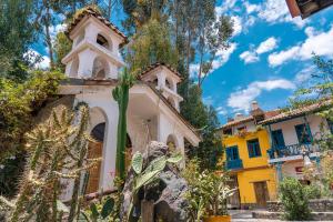 an old house with a yellow and white building at Casona Museo Catalina Huanca in Huancayo