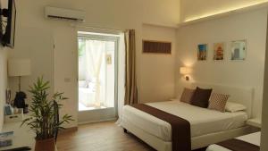 Postel nebo postele na pokoji v ubytování B&B Suites Via del Mare