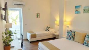 Postel nebo postele na pokoji v ubytování B&B Suites Via del Mare
