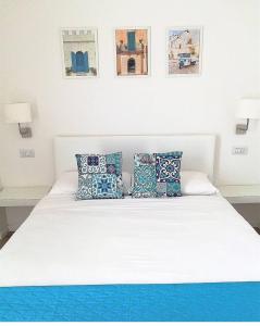 Postel nebo postele na pokoji v ubytování B&B Suites Via del Mare