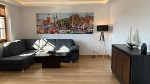 Televízia a/alebo spoločenská miestnosť v ubytovaní Apartament Portowe Wspomnienia