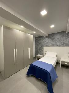 Schlafzimmer mit einem Bett und Schränken in der Unterkunft B&b 3rooms Chiaia 2 in Neapel