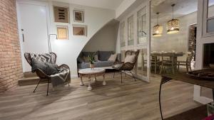 sala de estar con sofá, sillas y mesa en Arrels apartaments en L'Ampolla