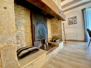 モンティニャックにあるLes Pierres De Tiphaineの石壁の部屋(暖炉付)