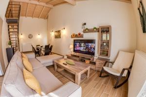 Televízia a/alebo spoločenská miestnosť v ubytovaní Village Loft House