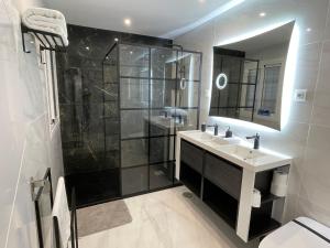 a bathroom with a shower and a sink and a mirror at Apartamento IMPERIO 2 - Marbella centro in Marbella