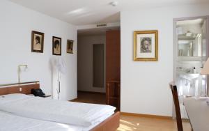 Hotel & Restaurant Sternen Köniz bei Bern客房内的一张或多张床位