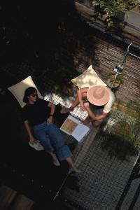 twee mensen zitten op een tafel met een paraplu bij La Casa del Totumo in Santa Marta