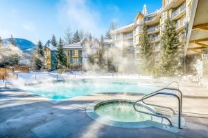 ウィスラーにあるCascade Lodgeの雪の中のリゾートのスイミングプール