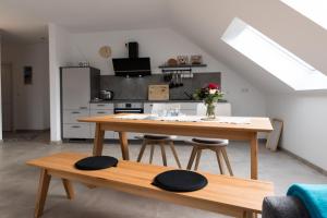 eine Küche mit einem Tisch und 2 Bänken in einem Zimmer in der Unterkunft fewomeerzeit in Hartward